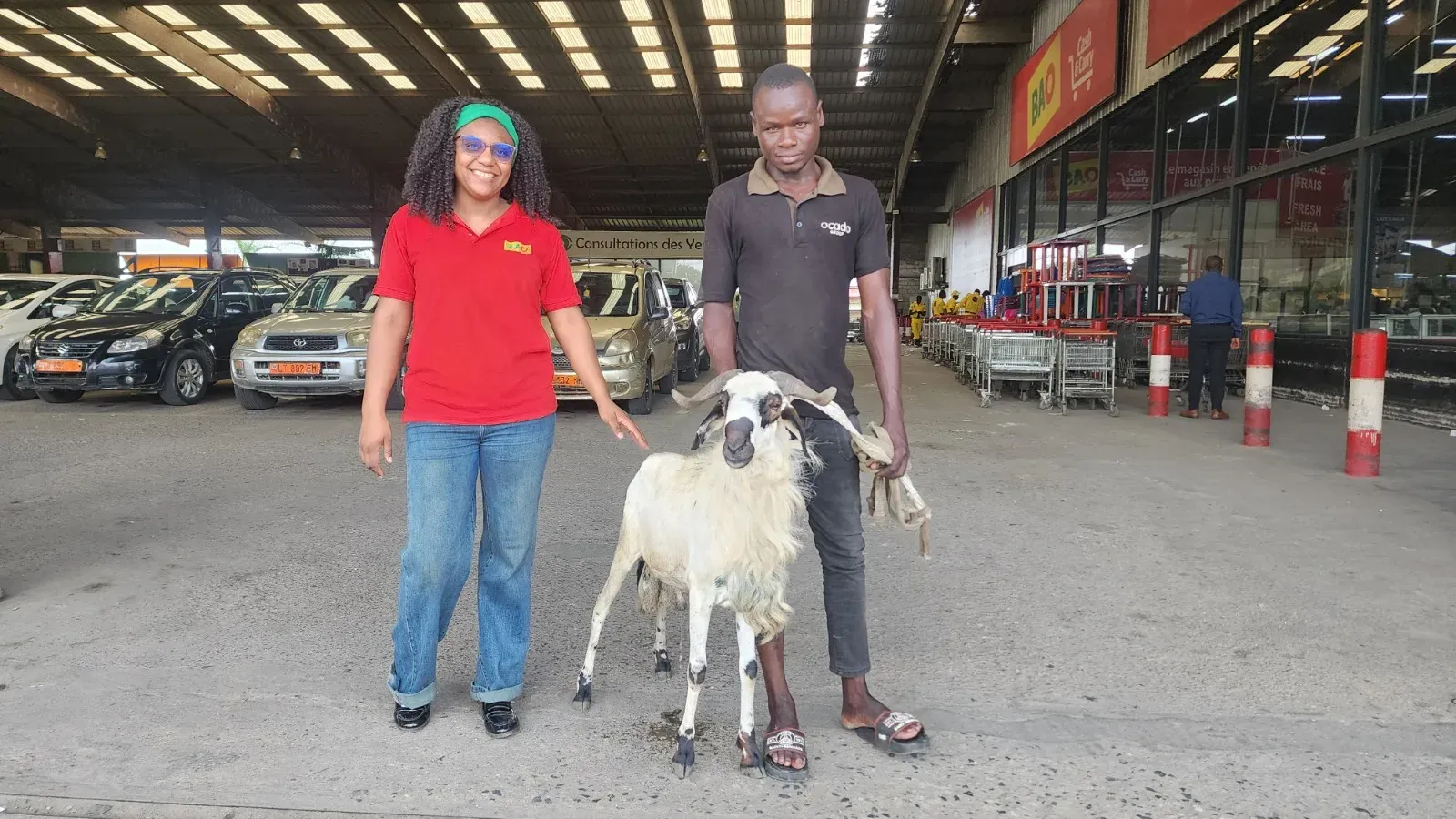 Remise d’un mouton au gagnant d’un jeu BAO, sur le parking du magasin