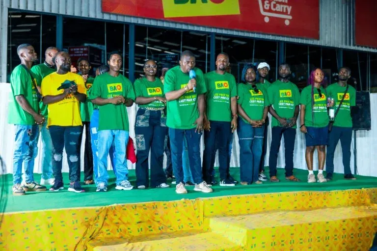 Les équipes BAO Cash & Carry réunies devant un magasin